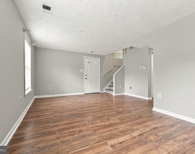 1554 Pin Oak Drive - Photo Thumbnail 2