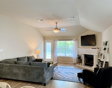 1607 Melissa Oaks Ln - Photo Thumbnail 11