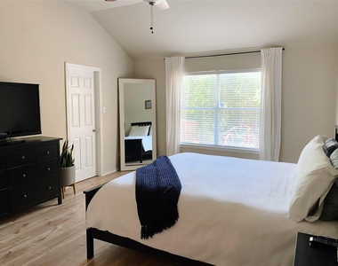 1607 Melissa Oaks Ln - Photo Thumbnail 13