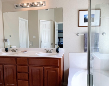 1607 Melissa Oaks Ln - Photo Thumbnail 15