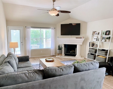 1607 Melissa Oaks Ln - Photo Thumbnail 10