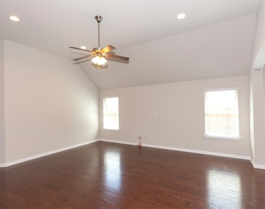 1916 Bobbywoods Ln - Photo Thumbnail 4