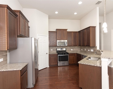 1916 Bobbywoods Ln - Photo Thumbnail 10