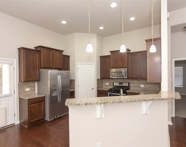 1916 Bobbywoods Ln - Photo Thumbnail 8