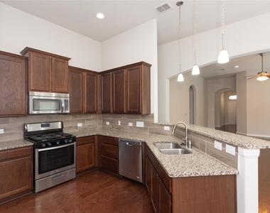 1916 Bobbywoods Ln - Photo Thumbnail 9