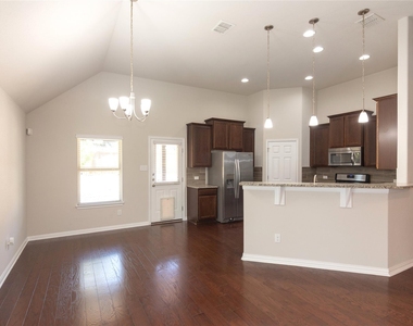 1916 Bobbywoods Ln - Photo Thumbnail 7
