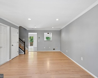 558 Francis Nicholson Way - Photo Thumbnail 5