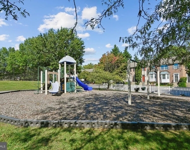 558 Francis Nicholson Way - Photo Thumbnail 40