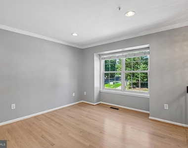 558 Francis Nicholson Way - Photo Thumbnail 2