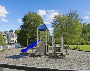 558 Francis Nicholson Way - Photo Thumbnail 41