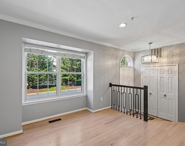 558 Francis Nicholson Way - Photo Thumbnail 3