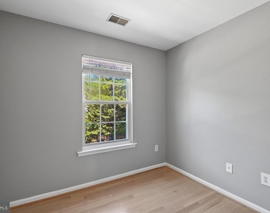 558 Francis Nicholson Way - Photo Thumbnail 23