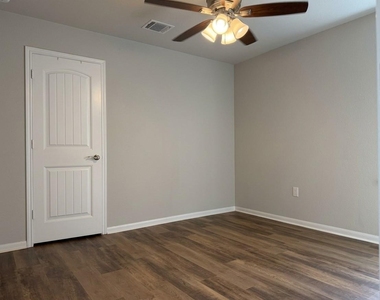 10305 Hatton Ln - Photo Thumbnail 5