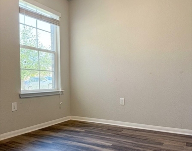 10305 Hatton Ln - Photo Thumbnail 4