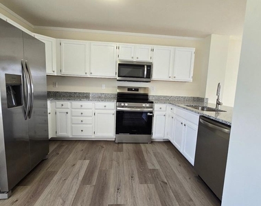 220 Trafalgar Drive - Photo Thumbnail 8