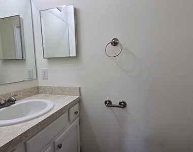 220 Trafalgar Drive - Photo Thumbnail 15