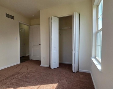 220 Trafalgar Drive - Photo Thumbnail 36
