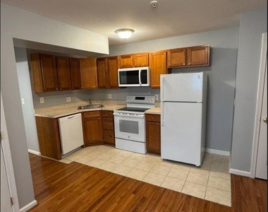 612 Eastern Avenue Ne - Photo Thumbnail 2