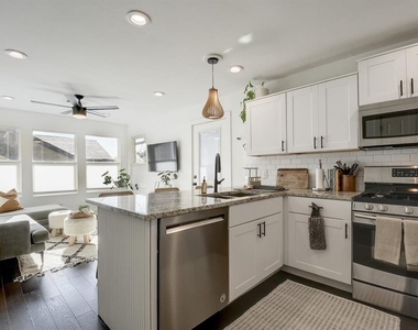2901 Glen Rae St - Photo Thumbnail 2