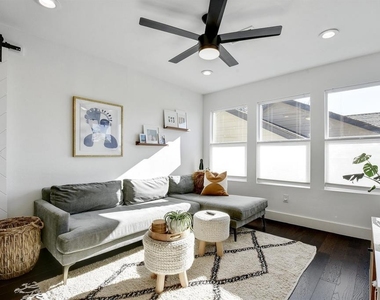 2901 Glen Rae St - Photo Thumbnail 5