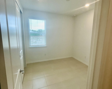 1812 Mickey Way - Photo Thumbnail 11
