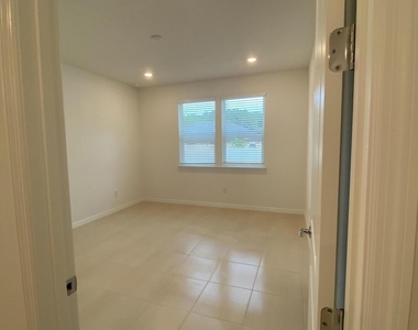 1812 Mickey Way - Photo Thumbnail 3