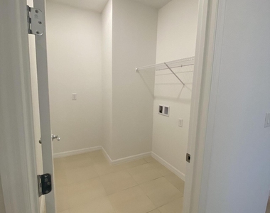 1812 Mickey Way - Photo Thumbnail 9