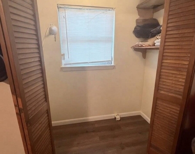3515 N Laura Street - Photo Thumbnail 11
