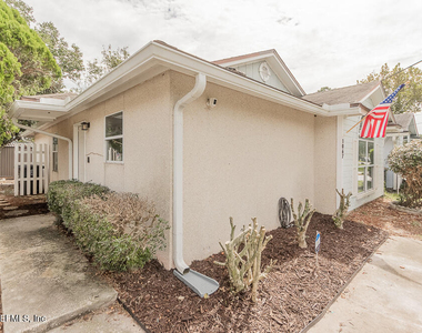 1067 Hibiscus Street - Photo Thumbnail 5