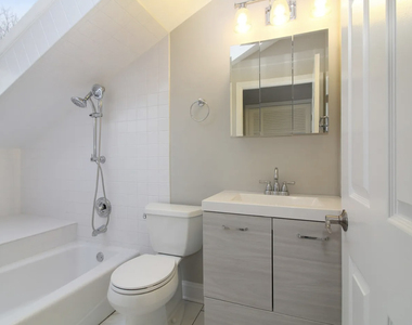 812 N Sleight Street - Photo Thumbnail 3