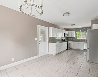107 E Prairie Street - Photo Thumbnail 2
