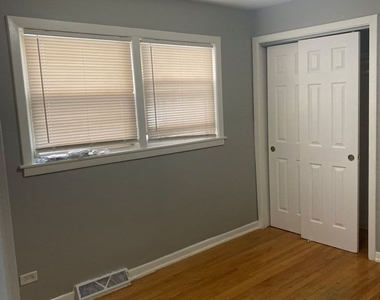 7637 S Essex Avenue - Photo Thumbnail 6