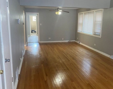 7637 S Essex Avenue - Photo Thumbnail 3
