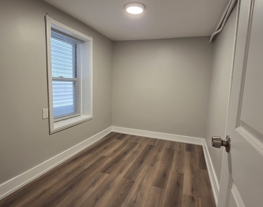 2235 W 21st Place - Photo Thumbnail 4