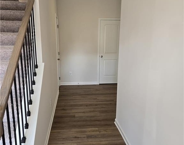 12 Briarwood Drive W - Photo Thumbnail 5