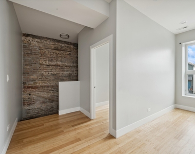 2526 W Lexington Avenue - Photo Thumbnail 1