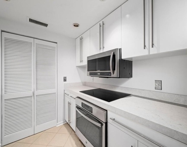 3481 Lakeside Drive Ne - Photo Thumbnail 3