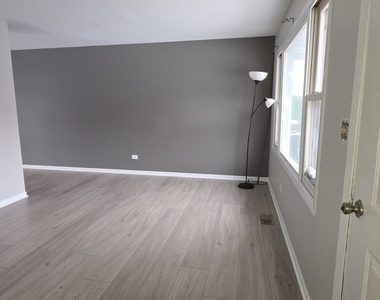 1114 N Oak Terrace - Photo Thumbnail 2