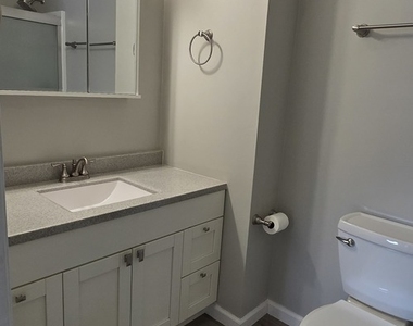1114 N Oak Terrace - Photo Thumbnail 7