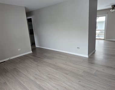 1114 N Oak Terrace - Photo Thumbnail 3