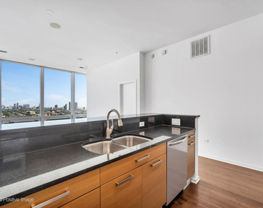 500 W Superior Street - Photo Thumbnail 11