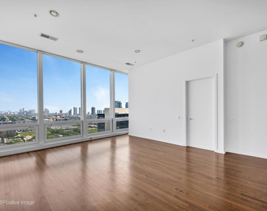 500 W Superior Street - Photo Thumbnail 6