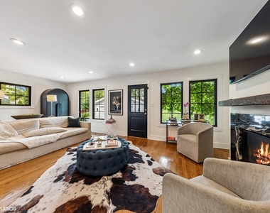 291 Oak Street - Photo Thumbnail 7