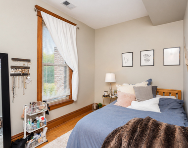 1032 W Roscoe Street - Photo Thumbnail 9