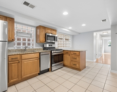 1510 W Addison Street - Photo Thumbnail 8
