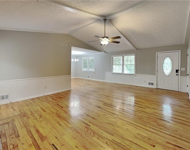 316 Pioneer Circle - Photo Thumbnail 2