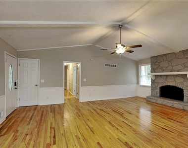316 Pioneer Circle - Photo Thumbnail 3