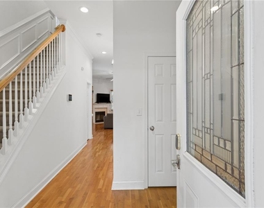 649 Peeples Street Sw - Photo Thumbnail 2