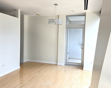 510 W Erie Street - Photo Thumbnail 5
