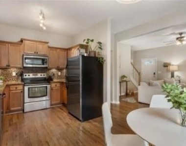 162 Lowry Street Ne - Photo Thumbnail 2